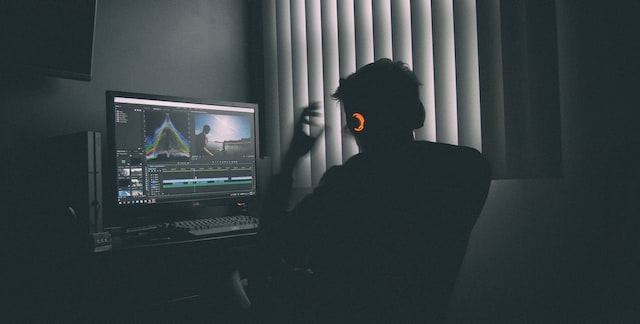 man listing to music in fornt of the computer