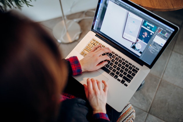 woman working in photoshop